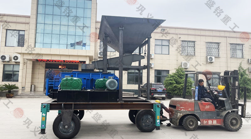 輥式制砂機(jī)廠(chǎng)家怎樣選擇